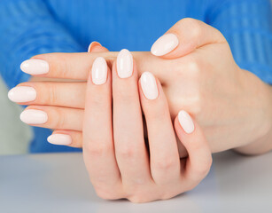 Obraz na płótnie Canvas female hand with beige nail design..