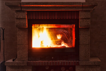 Obraz premium In the fireplace burning logs