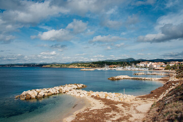 Fototapeta na wymiar plage et digue de Six-Fours-Les-Plages. Côte-d'Azur.