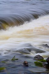 Kaskada brudnej wody.