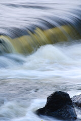 Kaskada brudnej wody.