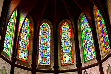19世紀の日本で建築された教会のステンドグラス