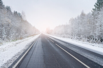 Obraz na płótnie Canvas Winter road through the forest 