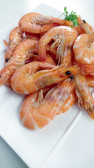 assiette de crevettes roses sur une table