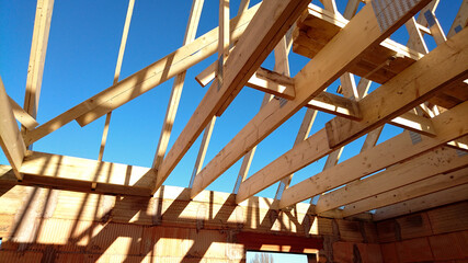 charpente en bois de maison en construction