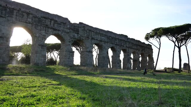 Roma. i Maestosi archi dell'acquedotto Appio Claudio.