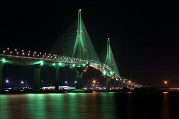 Impresionante puente iluminado