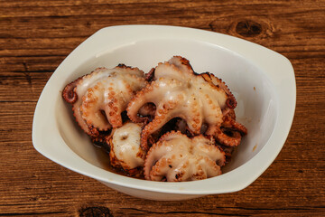 Grilled octopus in the bowl