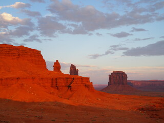 Fototapeta na wymiar Monument Valley atardecer