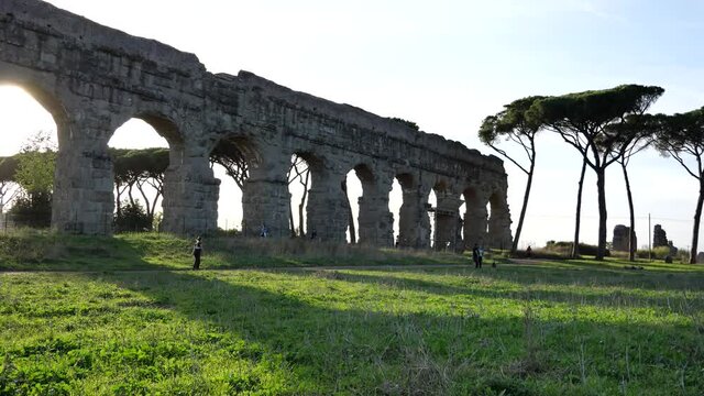 Roma. i Maestosi archi dell'acquedotto Appio Claudio.