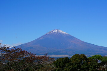 Fototapeta na wymiar 御殿場から見た富士山と南北の稜線