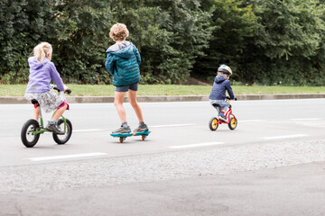 enfant roulant en draisienne sur la route