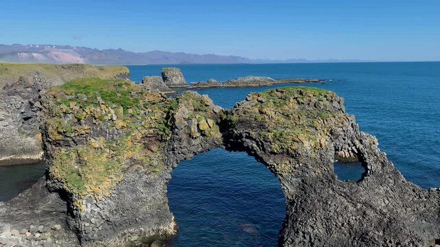 Gatklettur - Arch Rock famous naturally formed stone between villages Arnarstapi and Hellnar, Snaefellsnes Peninsula, Iceland - (4K)