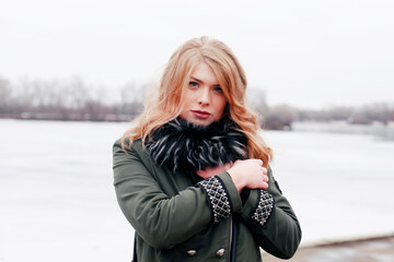 Pretty young woman walking on the city street. Casual fashion, plus size model.