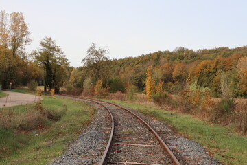 Voie de chemin de fer unique avec traverses en bois de type vignole, au milieu de la campagne en automne,  ville de Saint Quentin Fallavier, d&eacute;partement de l'Is&egrave;re, France