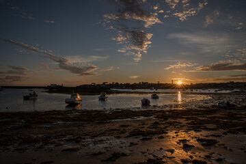 beau coucher de soleil sur la plage en Bretagne sur l'île de Batz