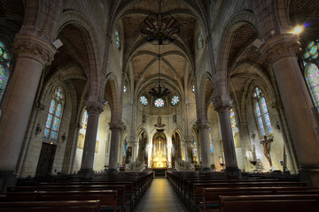 Fototapeta na wymiar intérieure de Église gothique Sainte-Eugénie de Biarritz au levé du jour en France