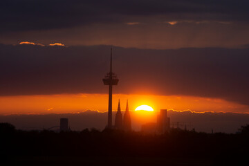 Sonnenaufgang &uuml;ber dem Dom