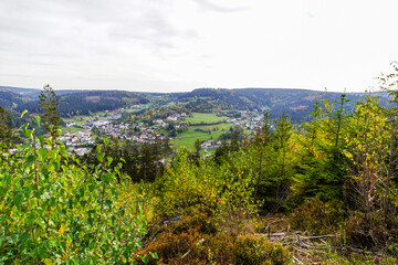 Obraz premium Blick auf Warmensteinach im Fichtelgebirge im Herbst