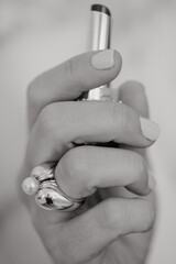 Main d'une femme portant sa luxueuse bague de fiançailles
