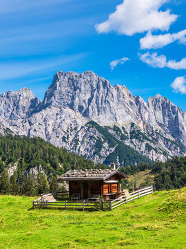 Blick auf die Litzlalm mit H&uuml;tte in &Ouml;sterreich