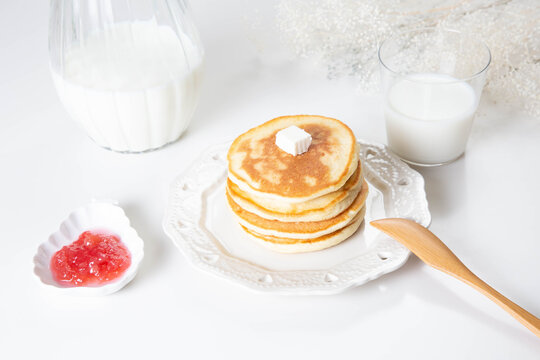 ホットケーキとミルク　朝食のイメージ