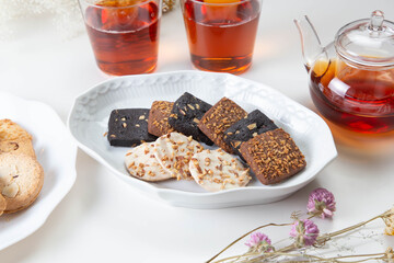 お皿に盛り付けたたくさんのクッキー