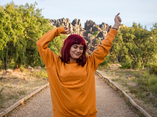 Mujer joven pelirroja haciendose un selfie en el cerro del hierro, sevilla, andalucia, españa con...