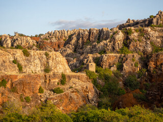 Fototapeta premium Paisaje rocoso en en el cerro del hierro en sevilla