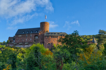 Mittelalterliche Burg auf einem Berg in Heimbach 