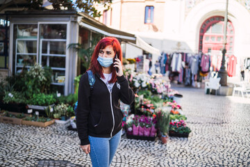 Chica joven peliroja paseando por la ciudad de Cadiz