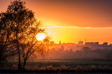 the contours of the city against the setting sun © RafalDlugosz