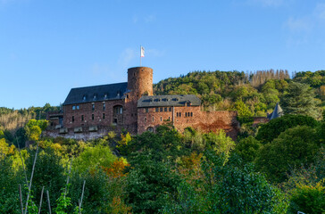 Fototapeta na wymiar Historische Burg auf einem Berg in Heimbach 