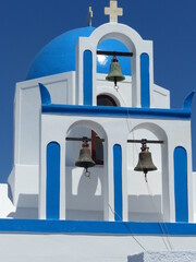 Tradizionale chiesa ortodossa bianca e blu a Santorini nelle Isole Cicladi in Grecia.