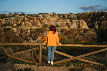 Fototapeta na wymiar Chica joven peliroja en parque natural de andalucia