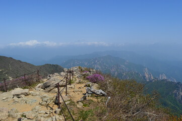 Fototapeta na wymiar Hiking in the colorful Seoraksan Mountains in South Korea, Asia