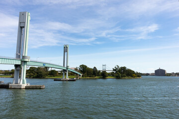 Naklejka premium Ward's Island Bridge over the East River Connecting to Randalls and Wards Islands in New York City