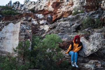 Chica peliroja en parque natural tomando fotogarfías 