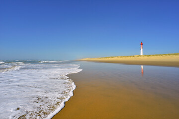 Phare de la Coubre à marée montante à la Tremblade (17390), Charente-Maritime en...