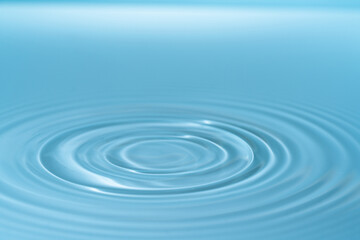 Drop of water drop to the surface. Waves on the surface of the water from a collision