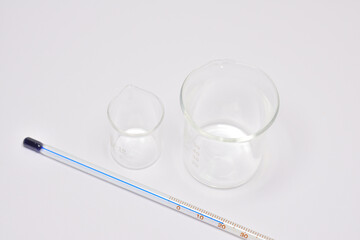 温度計と2個のビーカー
