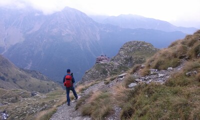 Fototapeta na wymiar Hiking in the beautiful mountains of Italy. 
