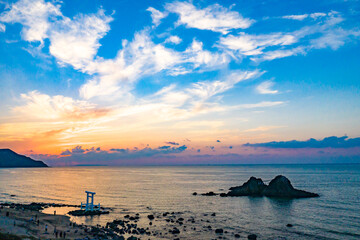 桜井二見ヶ浦の大しめ縄と島と海の空撮が美しく、面白い日暮れ時の風景