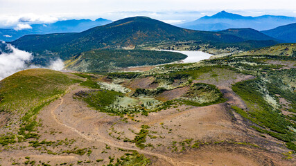 一切経山登山道より鎌沼と浄土平湿原を望む風景が美しい夏の終わりころ