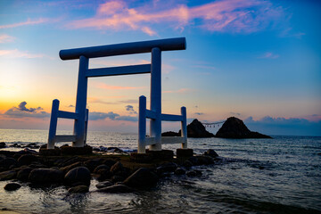 桜井大見ヶ浦の大鳥居シルエットが夕日を背景に美しい