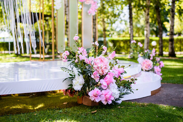 A beautiful bouquet of flowers - the decor at the wedding design. The prism of the table of the young. Wedding decor