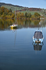 BALLANDE D'AUTOMNE AU BORD DU LAC AVEC BATEAUX ET LEURS REFLETS