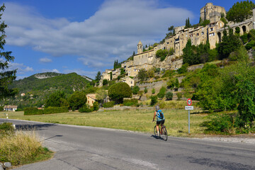 En vélo sur la D542 à Montbrun-les-Bains (26570), Drôme en Auvergne-Rhône-Alpes, France