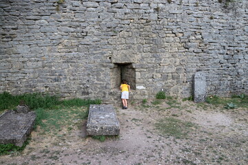 gar&ccedil;onnet regardant dans la meurtri&egrave;re