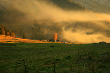 brume au coucher du soleil